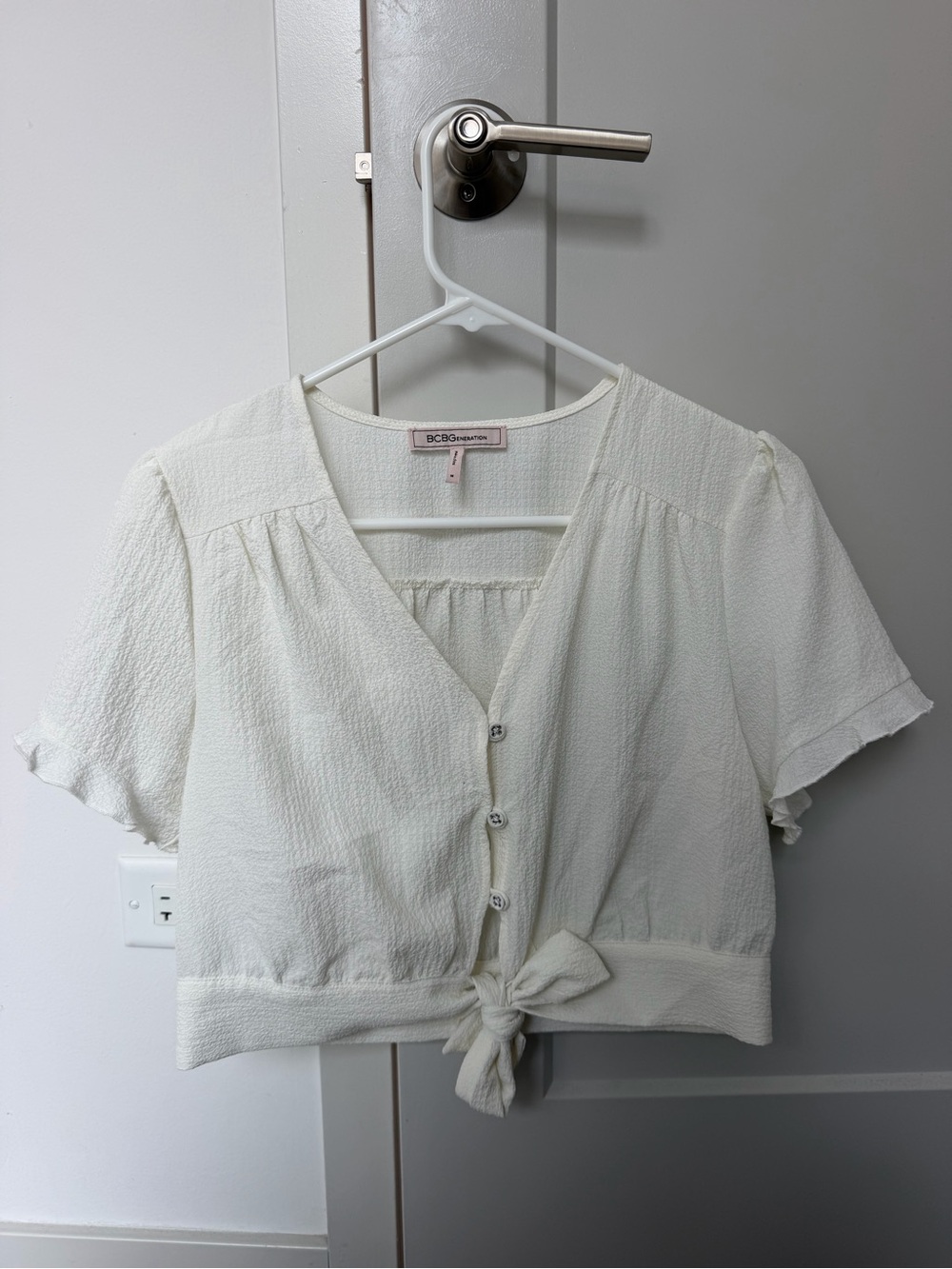 BCBGeneration Cream Tie-Front Button Crop Top